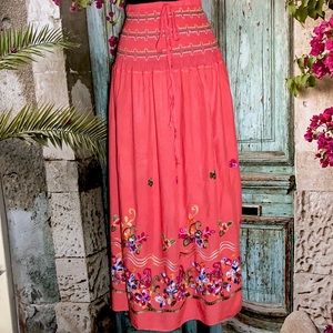 NWOT
beautiful skirt with hand-embroidered flowers